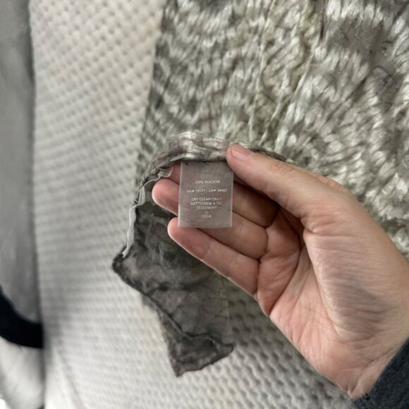 Eileen Fisher Women's Gray White Crinkle Textured Silk 100% Scarf 70x24 - Picture 2 of 4